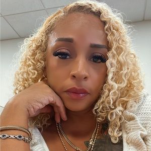 Meet your Posher, Aisha